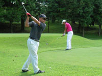 練習中の穂谷野社長と粟飯原副社長