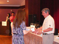 22位とニアピン賞を授与される上西社長