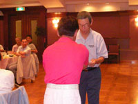 PM賞を授与される専務