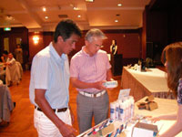 ドラコン賞を選ぶ鈴木社長と稲森常務